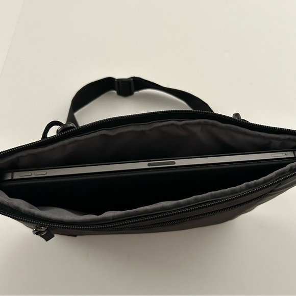 Case Logic Intrata Black small Laptop iPad tablet shoulder bag travel case - Picture 3 of 9